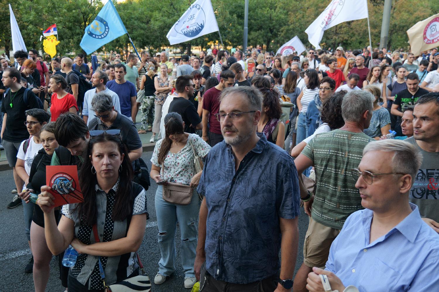 UŽIVO Paralelni skupovi za i protiv blokada širom Srbije: Policija na Voždovcu potiskivala građane zbog Vučića, incidenti kod FON-a, u Kraljevu i Novom Sadu (FOTO; VIDEO) 2