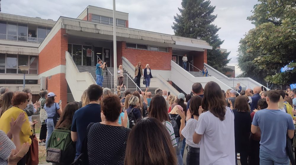 Rektorka Mirjana Nikolić saslušana u Prekršajnom sudu, građani i kolege se okupili da joj daju podršku 1