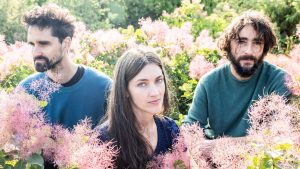 Slovenački trio Širom donosi svoj jedinstveni miks tradicionalnih instrumenata, eksperimentalnih tekstura i „imaginarne folk“ poetike na festival Changeover.