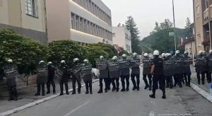 Policija u Kosjeriću privela je sedmoro građana Kosjerića zbog sinoćnjih dešavanja u ovom mestu kada je došlo do incidenta sa policijom koja je obezbeđivala skup pristalica Srpske napredne stranke, saznaje Danas.