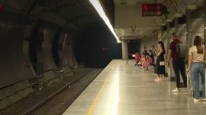 Već više od tri sata jedan putnički voz je zaglavljen u tunelu kod stanice "Vukov spomenik".