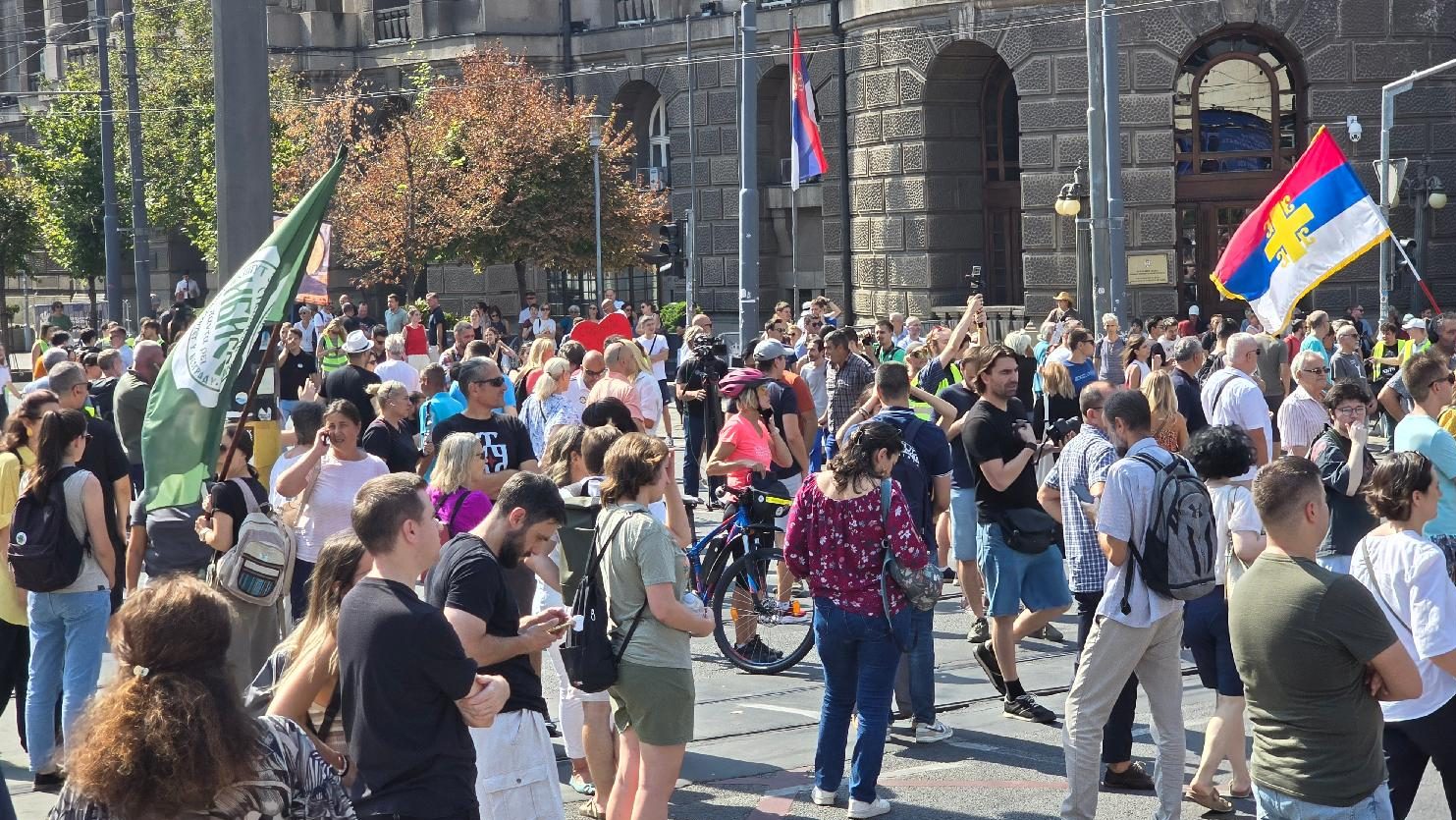 UŽIVO Protest "Indeks je jači od pendreka": Na kraju protesta prosuta crvena farba ispred Sektora unutrašnje kontrole MUP-a (FOTO; VIDEO) 8