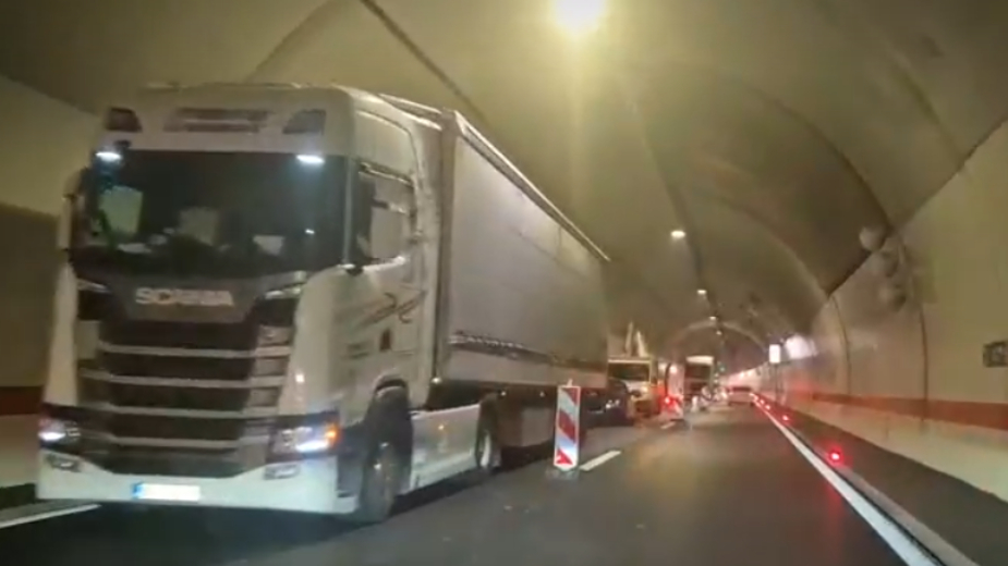 Zastoj u tunelu Laz: Zbog kvara jednog vozila kilometarska kolona 1