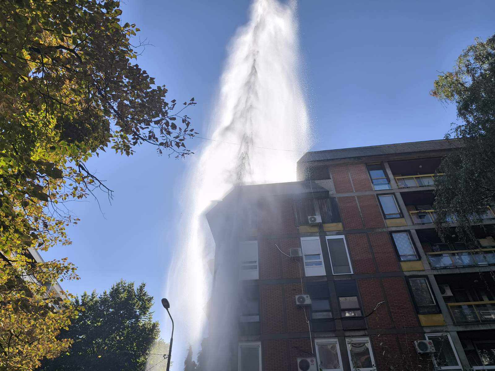 Pukla cev na Vračaru, vodoskok visok preko 20 metara (FOTO, VIDEO) 2 Pukla cev na Vračaru, vodoskok visok preko 20 metara (FOTO, VIDEO) 2