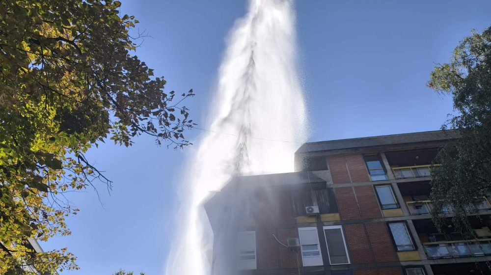 Pukla cev na Vračaru, vodoskok visok preko 20 metara (FOTO, VIDEO) 1