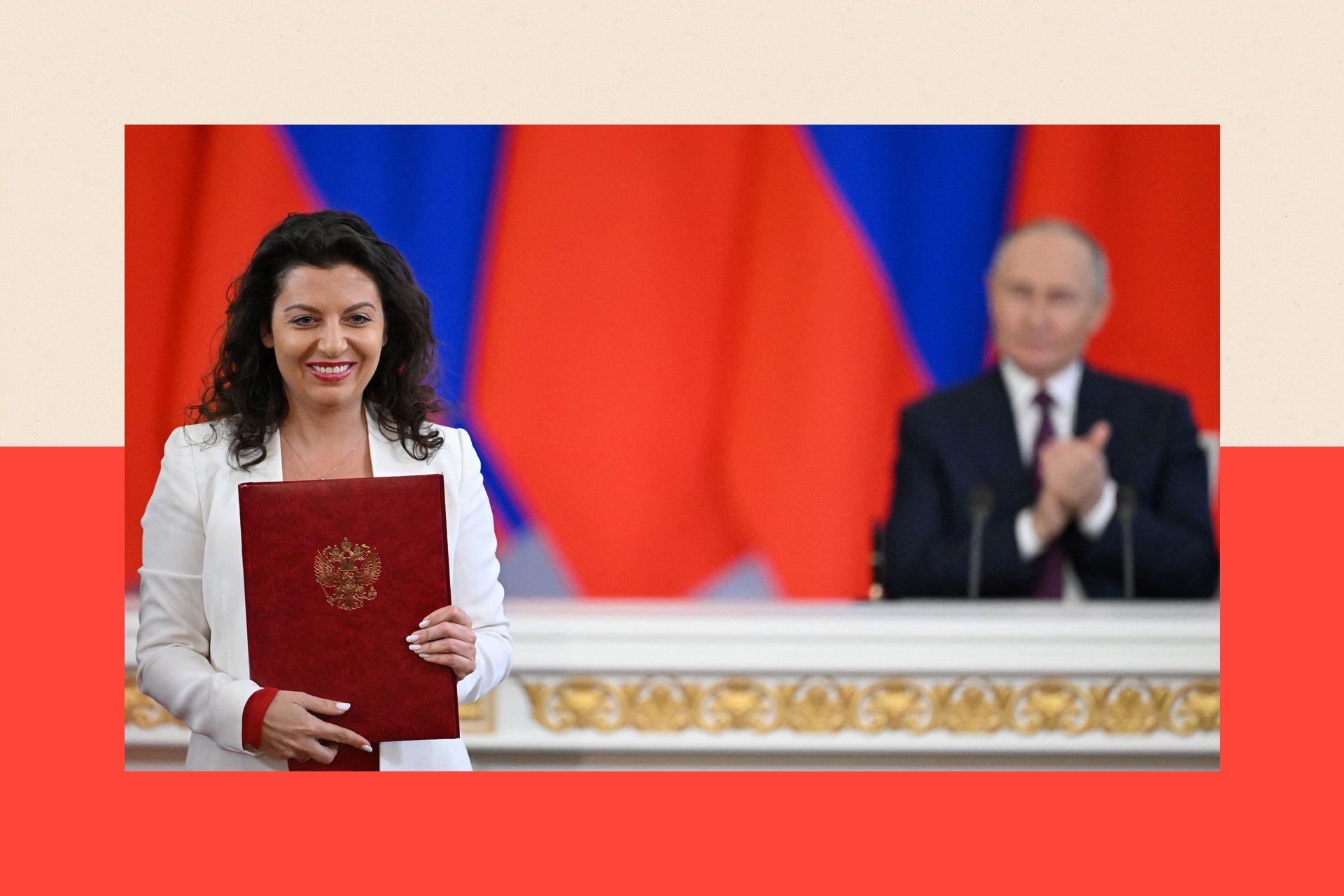 Kako Rusija tiho pokušava da pridobije svet izvan Zapada 3 Editor-in-Chief of RT Margarita Simonyan attends a signing ceremony, with Russian President Vladimir Putin in the background