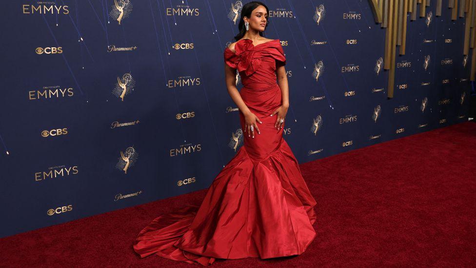 Sidni Svini, Džena Ortega, Selena Gomez i sjaj dodele Emi nagrada u fotografijama 21 Australijska glumica Šabana Aziz u crvenoj dugačkoj haljini