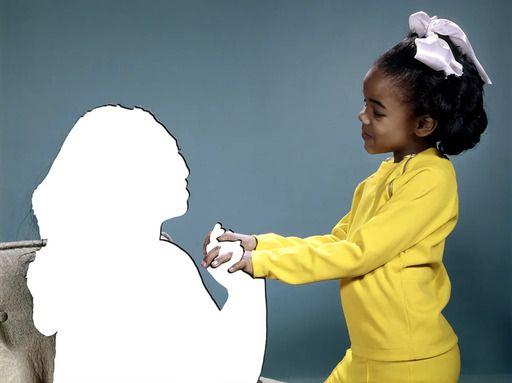 Treba li ikada da prekinete odnose sa roditeljima 3 Devojčica drži za ruke siluetu žene