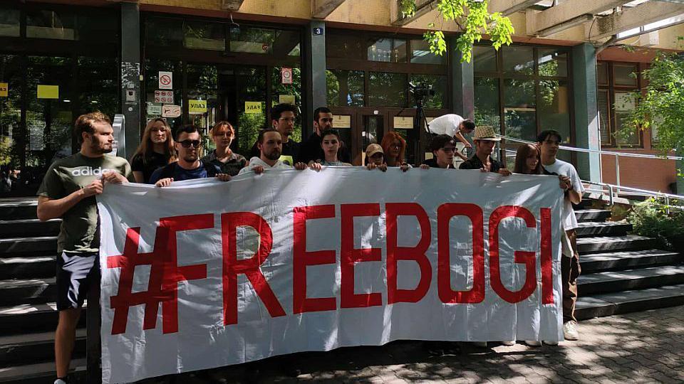 Student Bogdan Jovičić ostaje u pritvoru, novi skupovi podrške 5 Transparent Oslobodite Bogija (Free Bogi) ispred zgrade pravosudnih organa u Novom Sadu