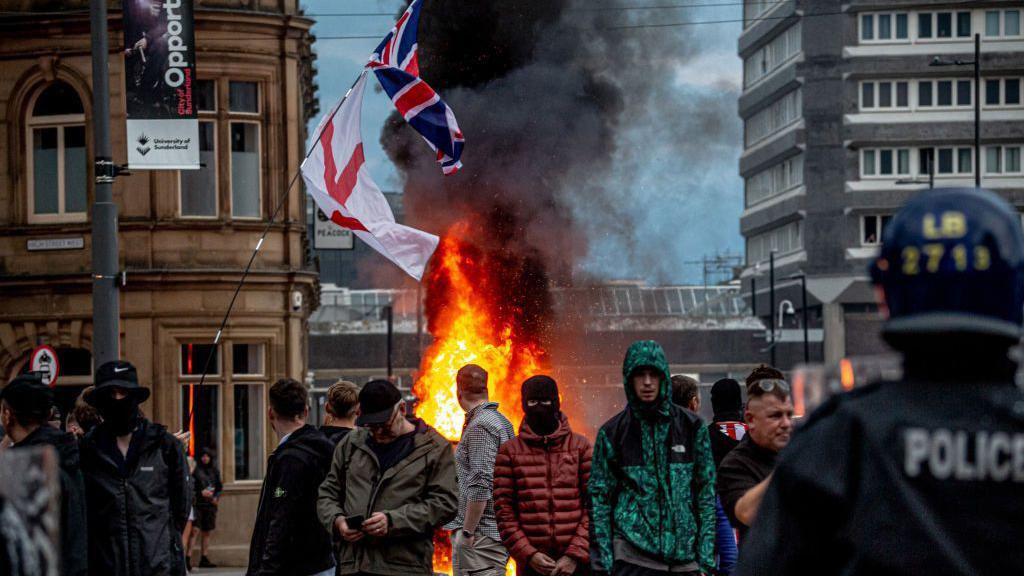 'Pošaljite ih kući': Šta se krije iza uspona nacionalizma u Velikoj Britaniji 3 Ultardesničari na protestu 2. avgusta 2024. godine u Engleskoj pod nazivom Dosta je bilo