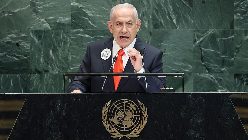 Usponi i padovi saveza Trampa i Netanjahua 3 Izraelski premijer Benjamin Netanjahu govori na Generalnoj skupštini Ujedinjenih nacija (GA UN) održanoj u sedištu UN u Njujorku 26. septembra 2025. godine. Ima crno odelo sa narandžastom kravatom