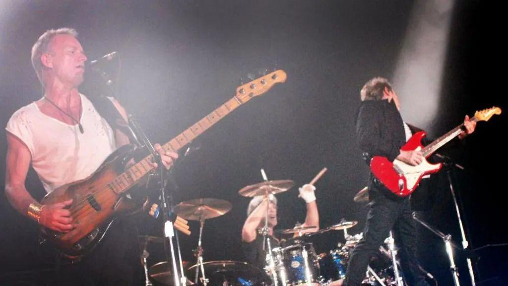 Nekada na bini, sada na sudu: Bivši članovi benda Polis tužili Stinga 2 Sting sa gitarom na sceni