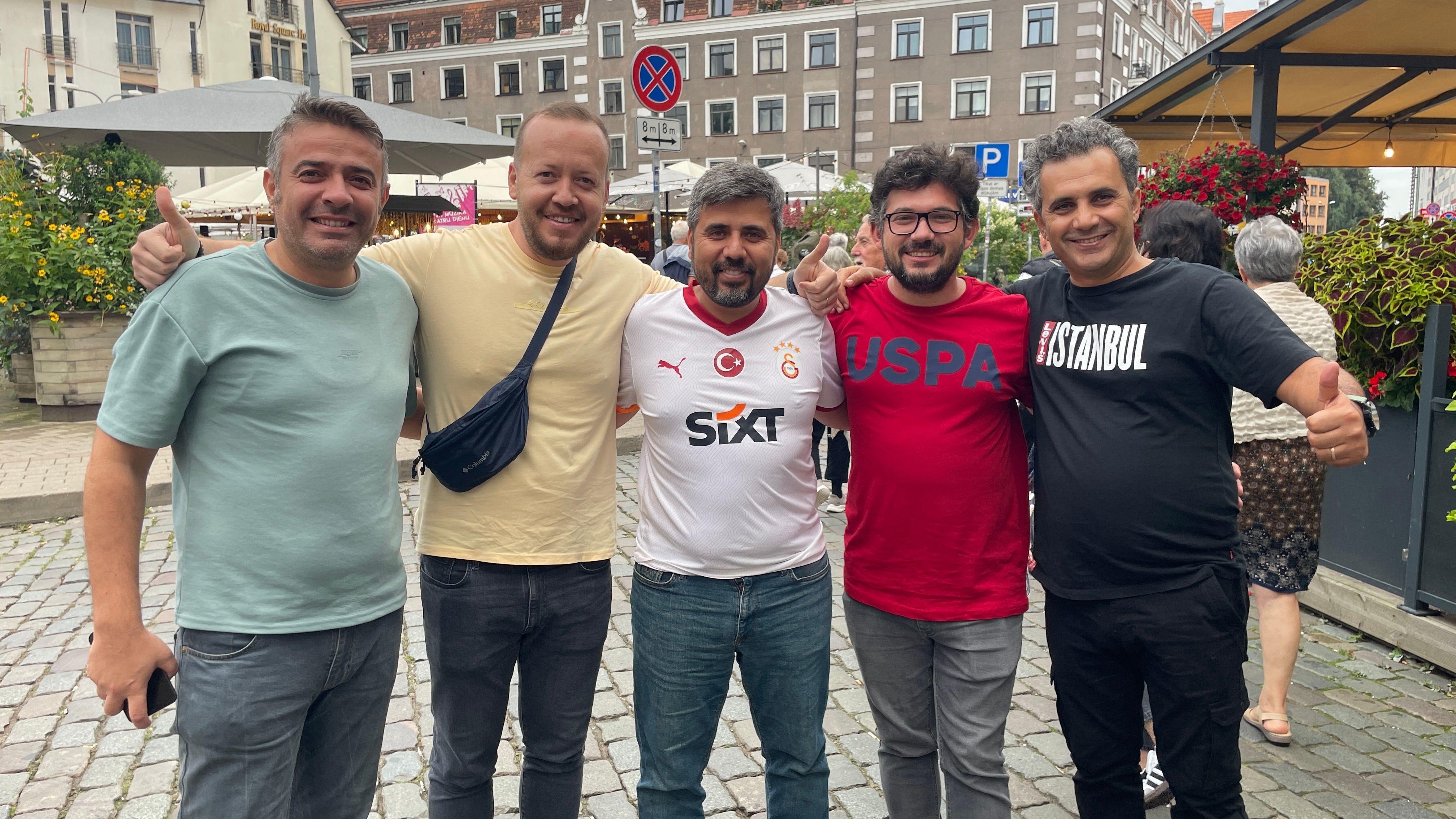Ersan u dresu Galatasaraj u centru Rige sa prijateljima