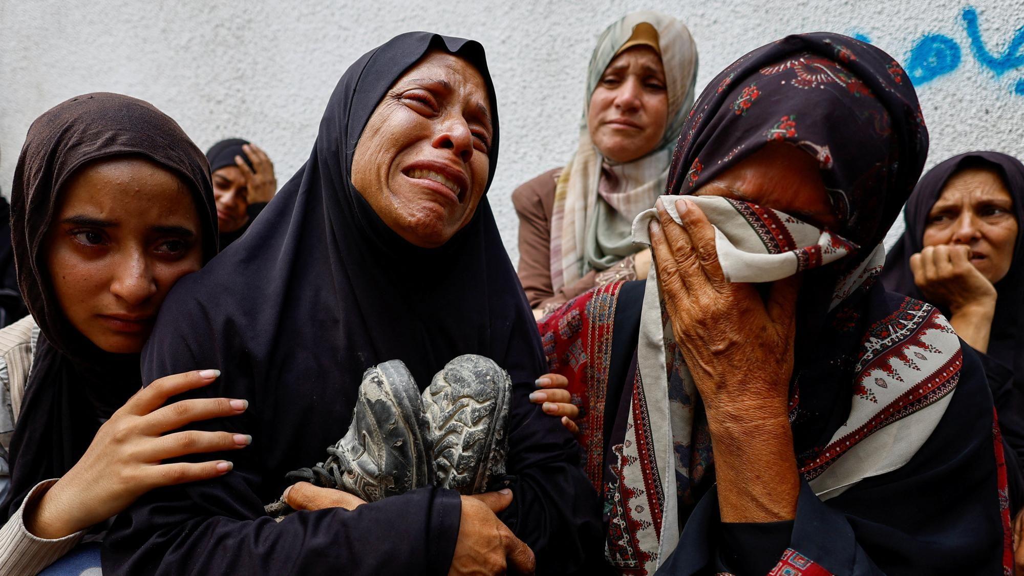 Izrael je počinio genocid u Gazi, saopštila istražna komisija Ujedinjenih nacija 1 File photo showing the mother of Palestinian teenager Khaled al-Shinbari holds his shoes during his funeral at al-Shifa hospital, in Gaza City, northern Gaza (28 August 2025)