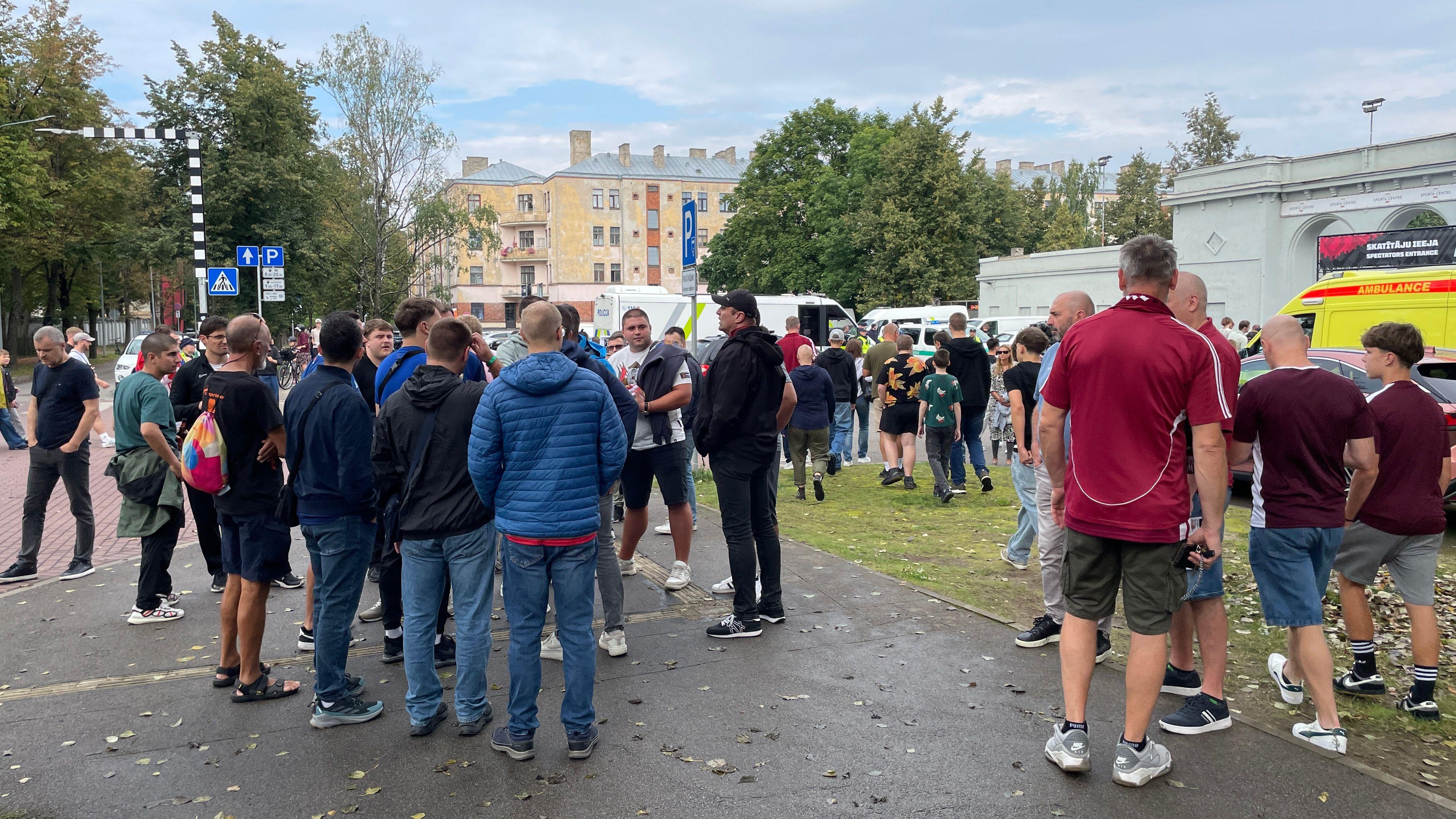 Kako sam u istom danu gledao fudbalere i košarkaše Srbije - u Letoniji 4 Srpski navijači kod stadiona traže način da uđu, a da ne skinu obeležja