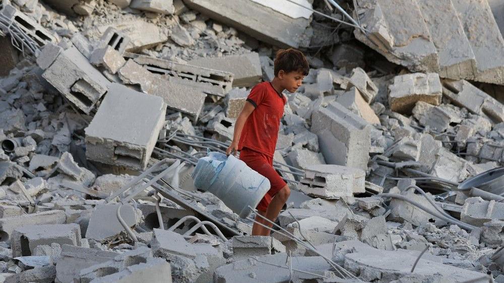 Izrael gađao lidere Hamasa u Kataru, Amerika je unapred bila obaveštena o napadu 6 Palestinski dečak tumara po ruševinama jednog od mnogih pogođenih objekta u gradu Gazi