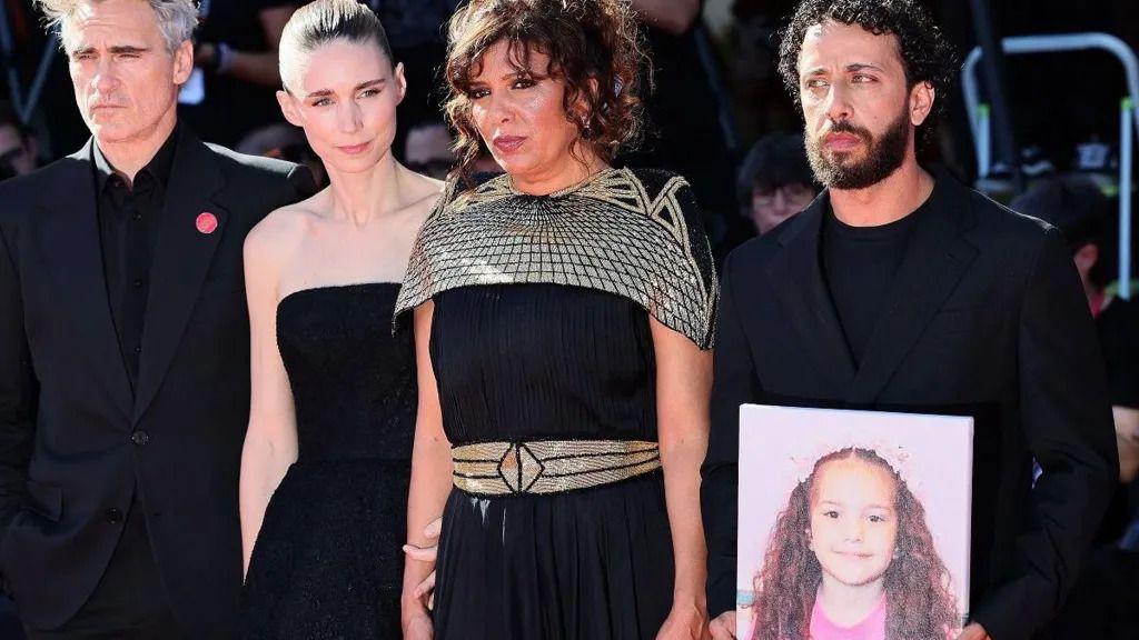 Rekordne ovacije u Veneciji: Najduži aplauz za film o ubijenoj devojčici u Gazi 2 Izvršni producenti Hoakin Finiks i Runi Mara, zajedno sa rediteljkom Kauter Ben Hani i glumcem Motazom Malhesom koji drži sliku preminule devojčice Hind Radžab