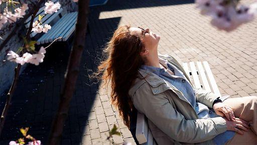 Da li svi treba da uzimamo vitaminske suplemente 3 Žena sedi na klupi i sunča se
