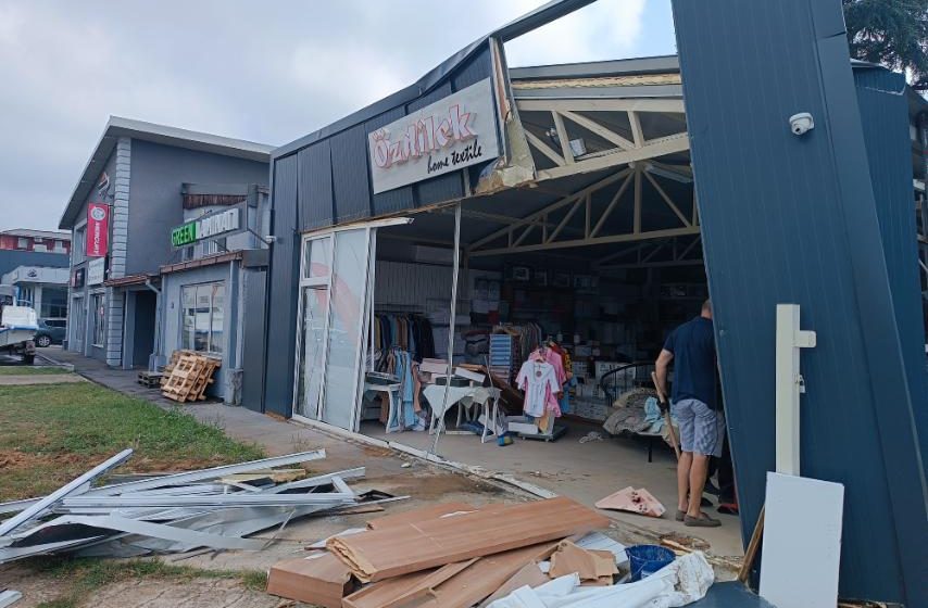 Autobus javnog prevoza uleteo u radnju na Petlovom brdu (VIDEO) 1