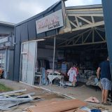 Autobus javnog prevoza uleteo u radnju na Petlovom brdu (VIDEO) 13