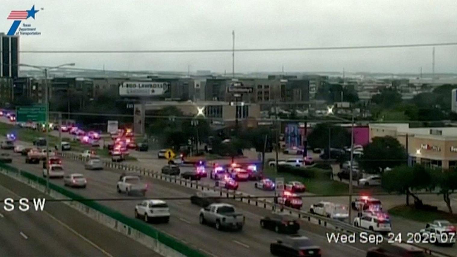 Dvojica ubijenih u pucnjavi u Dalasu u objektu Službe za imigraciju 1 Policijski automobili ispred objekta ICE službe u Dalasu