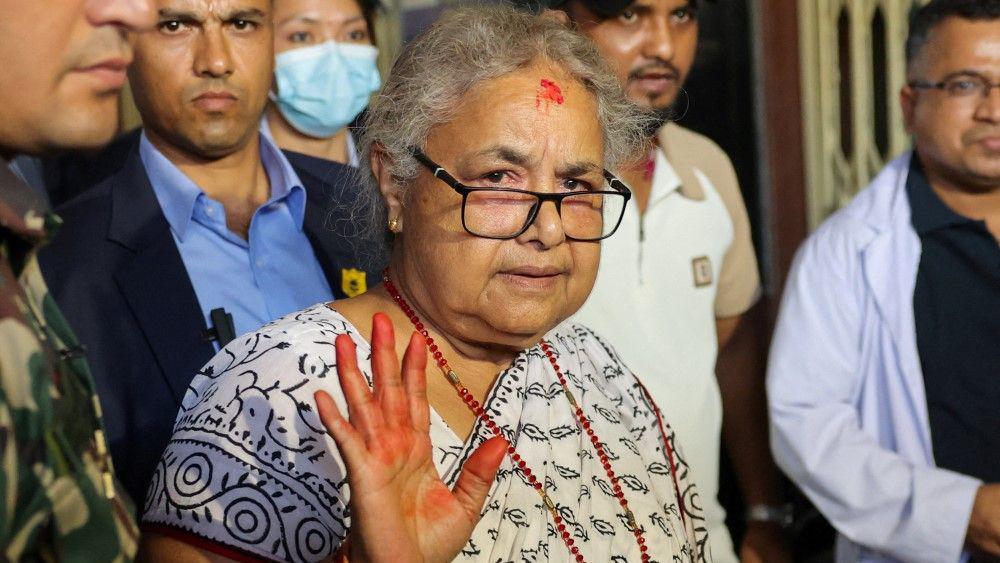 Nepal: Vojska uspostavila mir, prva žena premijer u istoriji zemlje 1 sušila karki, nova premijerka nepala, nepal, protesti u nepalu, neredi u nepalu, demonstracije u nepalu, žena maše rukom