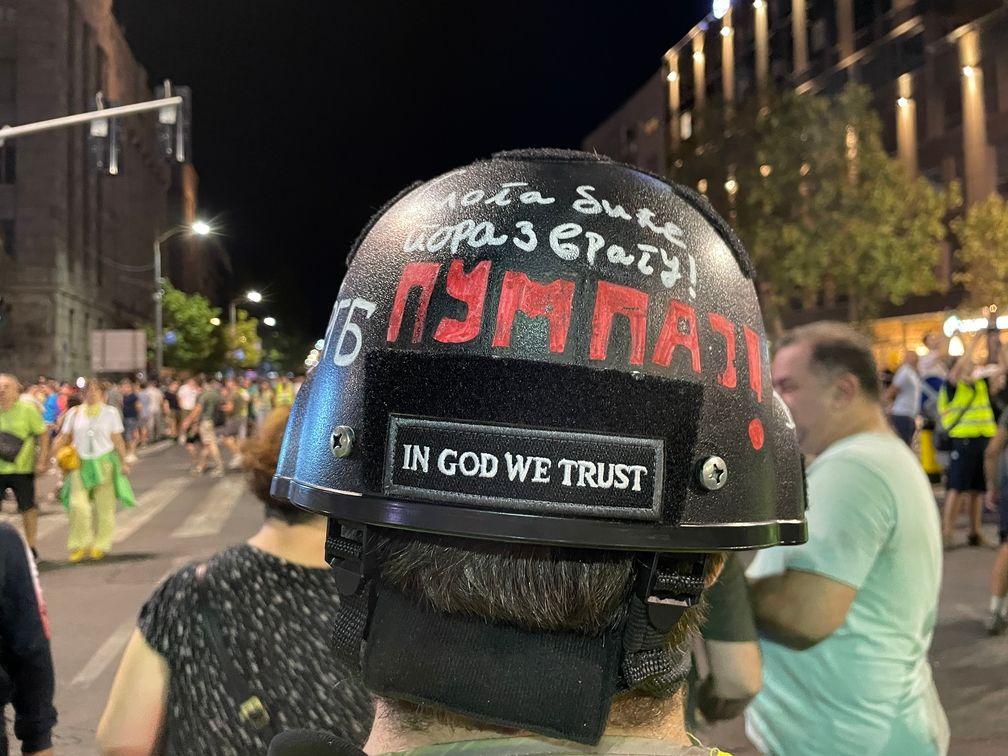 Šlem na glove demonstranta