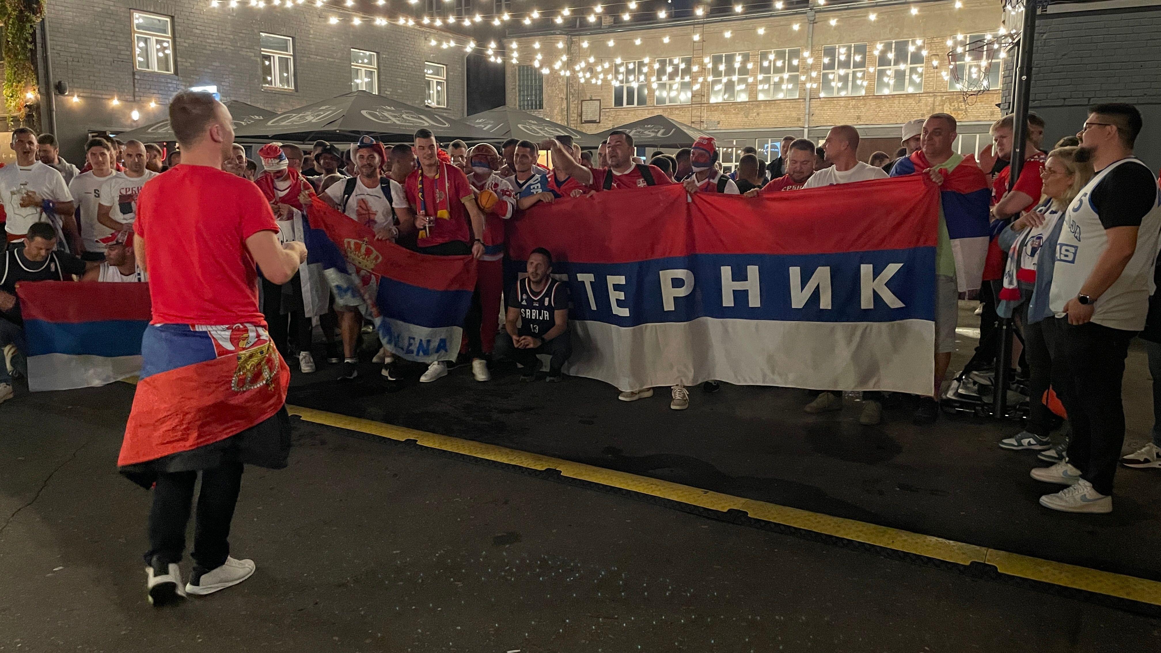 Kako sam u istom danu gledao fudbalere i košarkaše Srbije - u Letoniji 1 Srpski navijači u kafiću odakle se kretalo na košarkaške mečeve