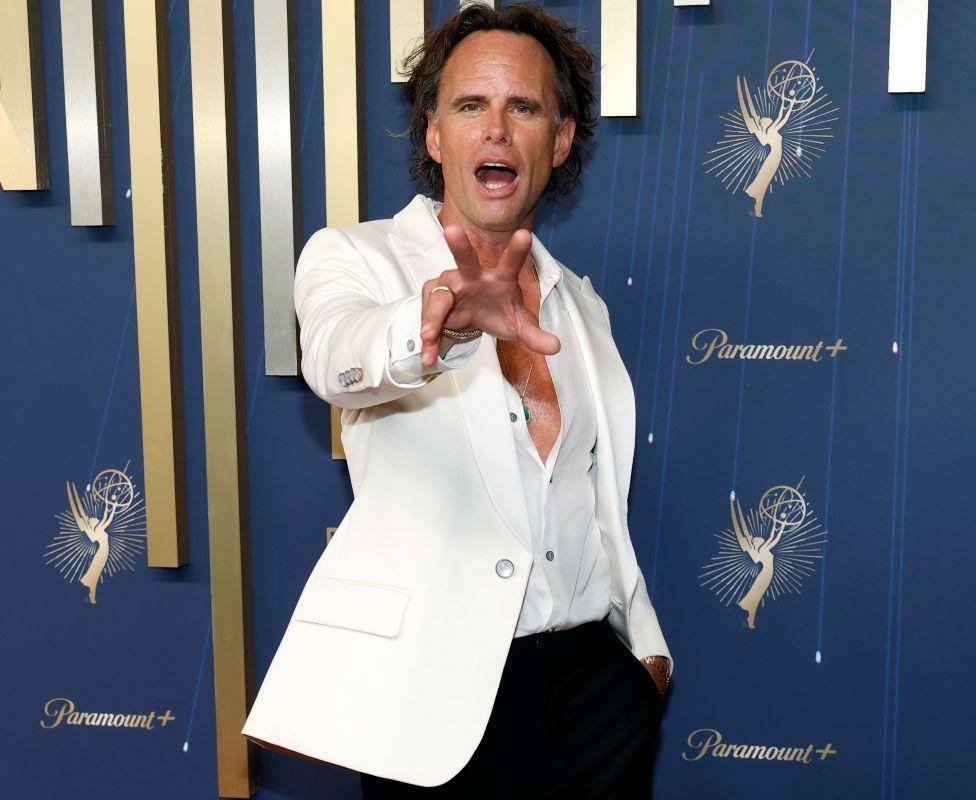 Zvezda filma „Beli lotos“ Volton Gogins u crnim pantalonama i belom sakou