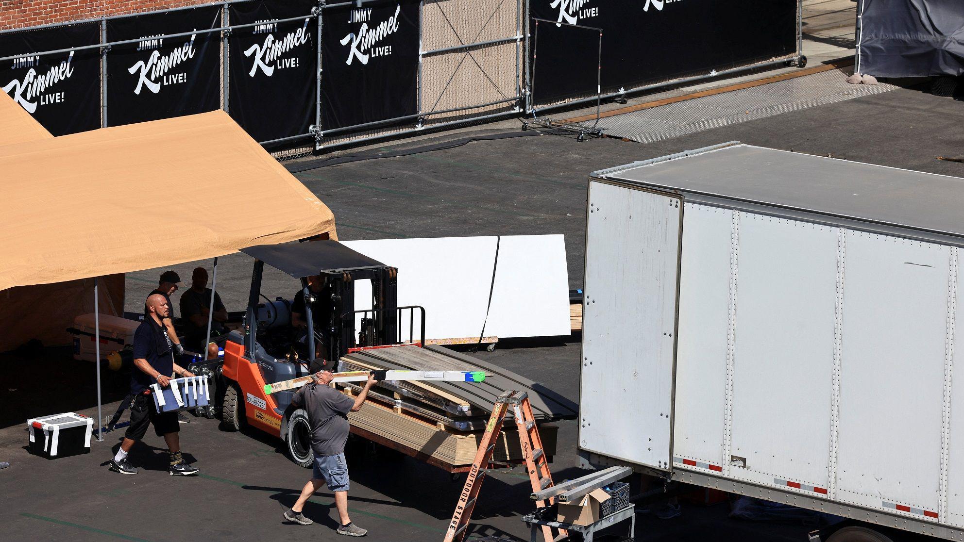 Podrška Džimiju Kimelu dok Tramp preti TV mrežama 4 Radnici napolju pakuju scenografiju za Kimelov šou 20. septembra