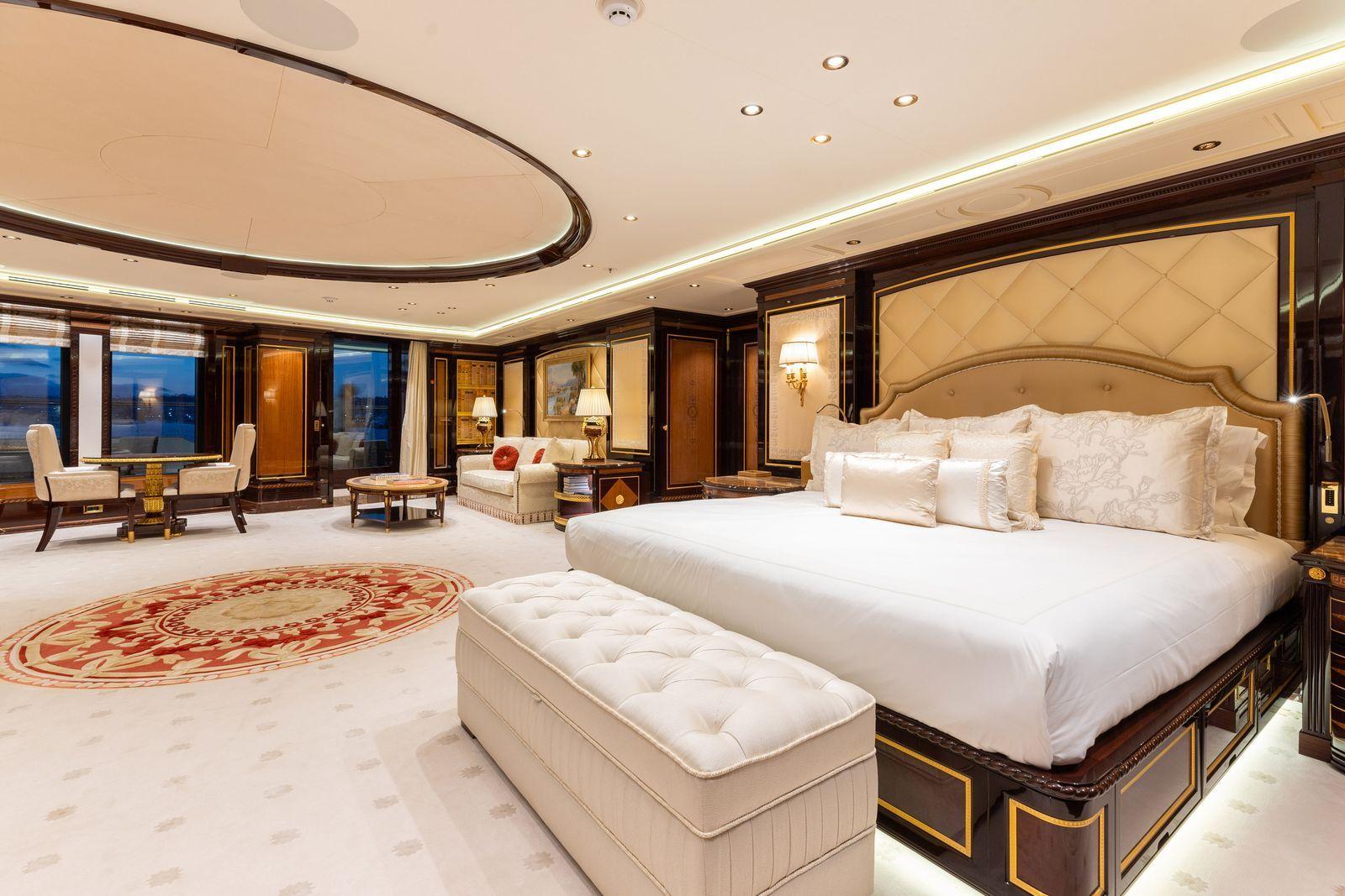 'Beskonačni' bazen, helidrom, osam soba: 'Superjahta ruskog milijardera' na aukciji 8 Krevet sa nekoliko jastuka nalazi se na desnoj strani sobe, sa pravougaonim tapaciranim sedištem bez naslona u podnožju kreveta. Na podu je svetlo smeđi tepih sa crvenim uzorkom. Pored prozora je trpezarijski sto sa dve stolice, kroz koji se vidi kopno uveče.