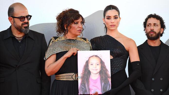 Rekordne ovacije u Veneciji: Najduži aplauz za film o ubijenoj devojčici u Gazi 1 Rediteljka Kauter Ben Hanij sa glumačkom ekipom na festivalu u Veneciji