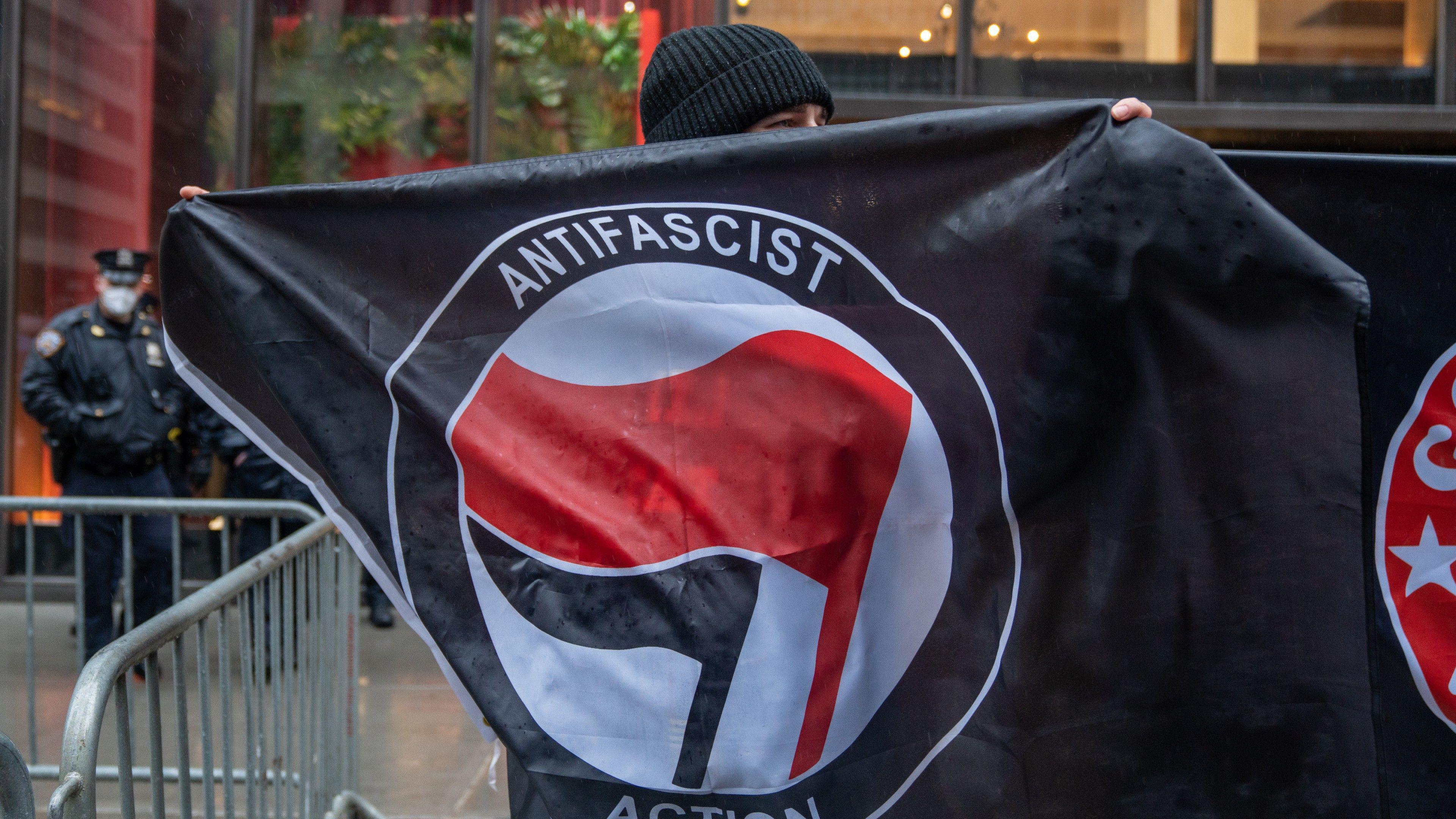 Znak na kome su crna i crvena zastava koji se povezuje sa Antifom