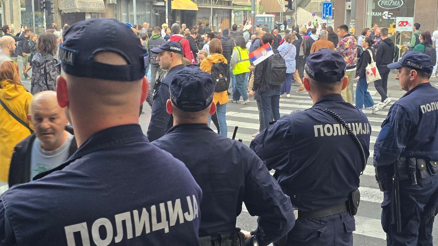 Podeljene ulice širom Srbije: Policija između pristalica i protivnika vlasti 3 beograd