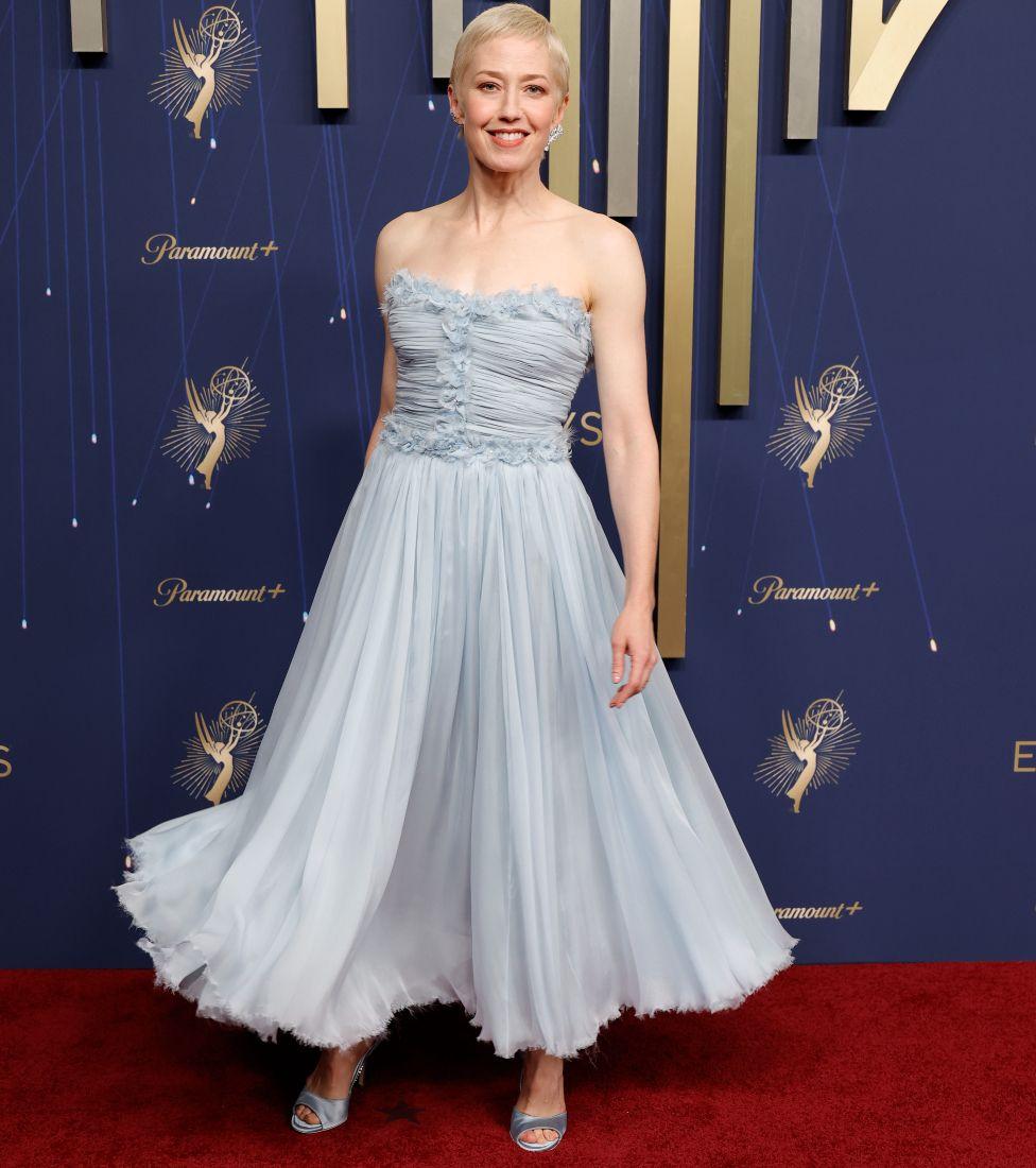 Sidni Svini, Džena Ortega, Selena Gomez i sjaj dodele Emi nagrada u fotografijama 19 Keri Kun iz serije „Beli lotos“ u sivoj dugačkoj haljini