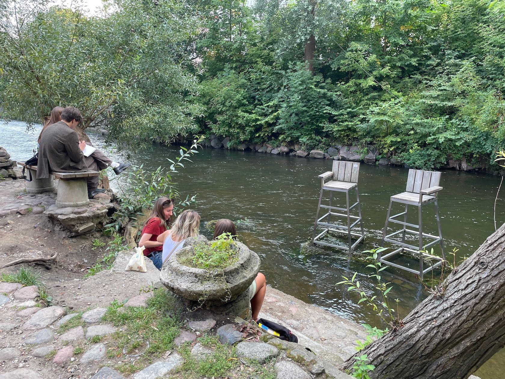 Posetioci Užupisa kraj reke Vilije, a tu su i umetničke postavke u vidu dve spasilačke stolice