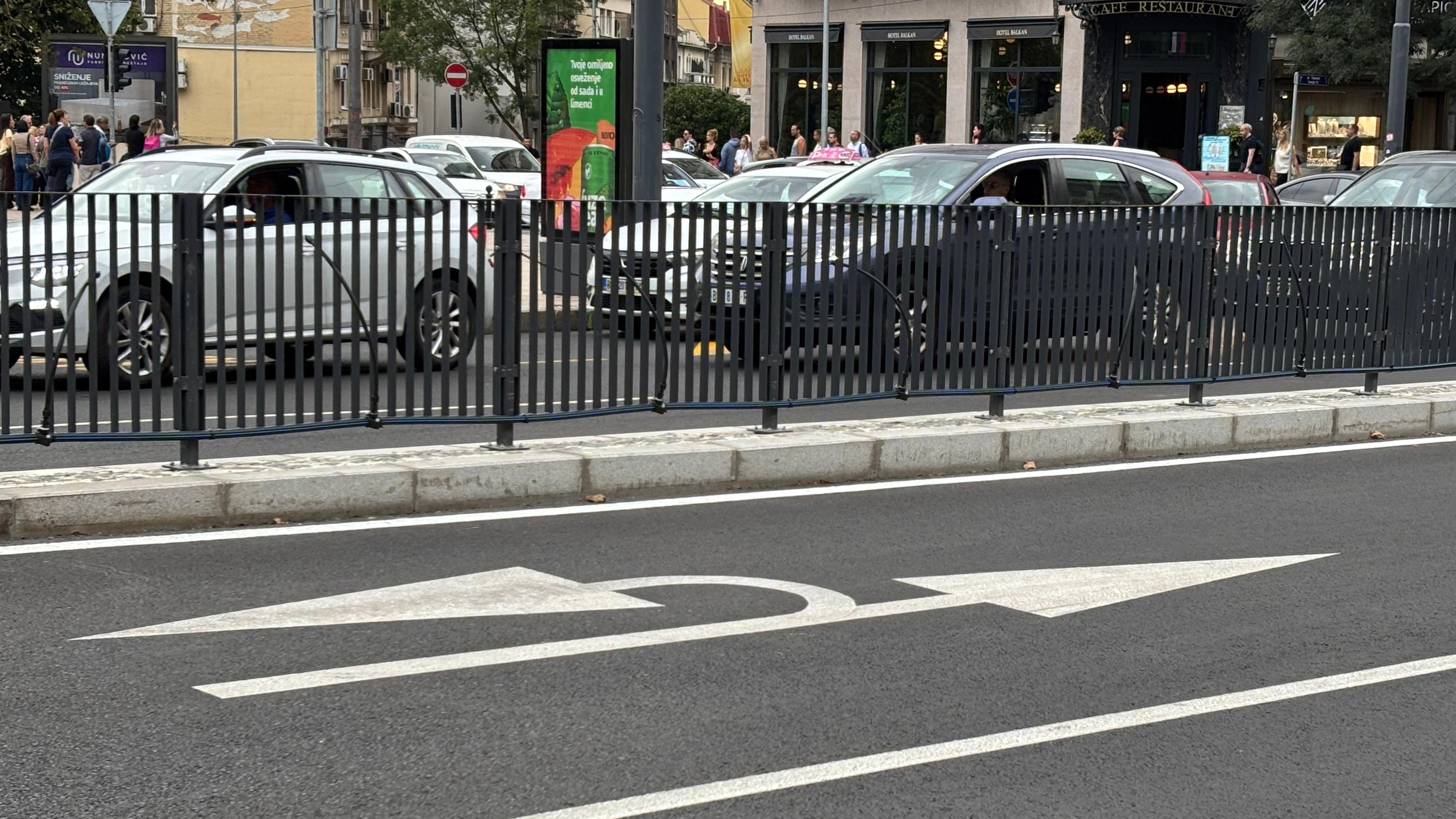 Sporni znak, aobraćajkni znak u beogradu, saobraćajna signalizacija u beogradu, smer pravo i smer kretanje