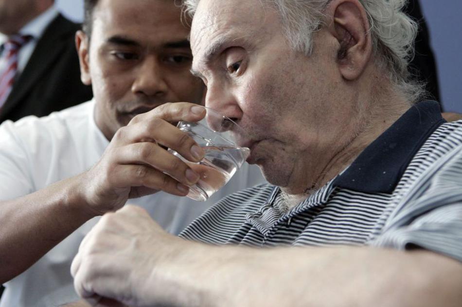 Kako ekstremne vrućine 'tope' naš DNK i ubrzavaju starenje 3 Negovatelj pažljivo daje veoma bledom starijem čoveku čašu vode