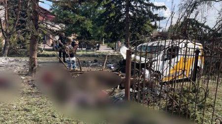 Najmanje 20 Ukrajinaca ubijeno u ruskom napadu dok su čekali isplatu penzija, kaže Zelenski 2 Regionalni lider Donjecke oblasti podelio je na društvenim mrežama fotografiju sa mesta napada