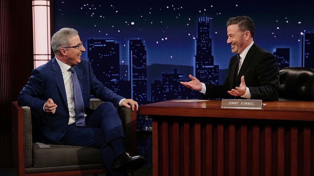 Tramp: Možda treba oduzeti licence televizijama koje me kritikuju 1 džon oliver i džimi kimel u studiju