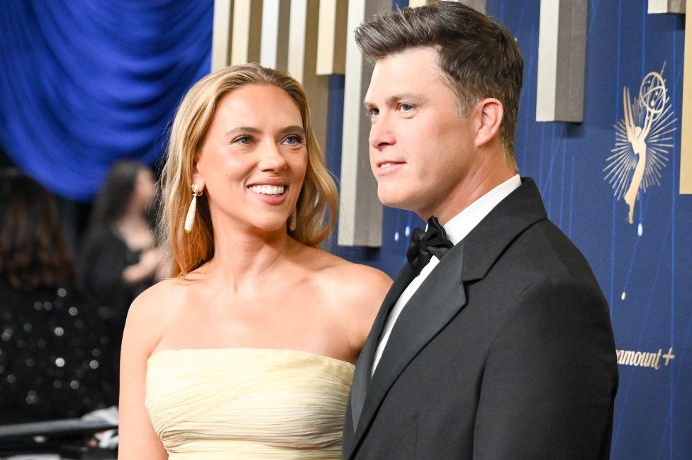 Sidni Svini, Džena Ortega, Selena Gomez i sjaj dodele Emi nagrada u fotografijama 34 Skarlet Johanson sa suprugom Kolinom Jostom