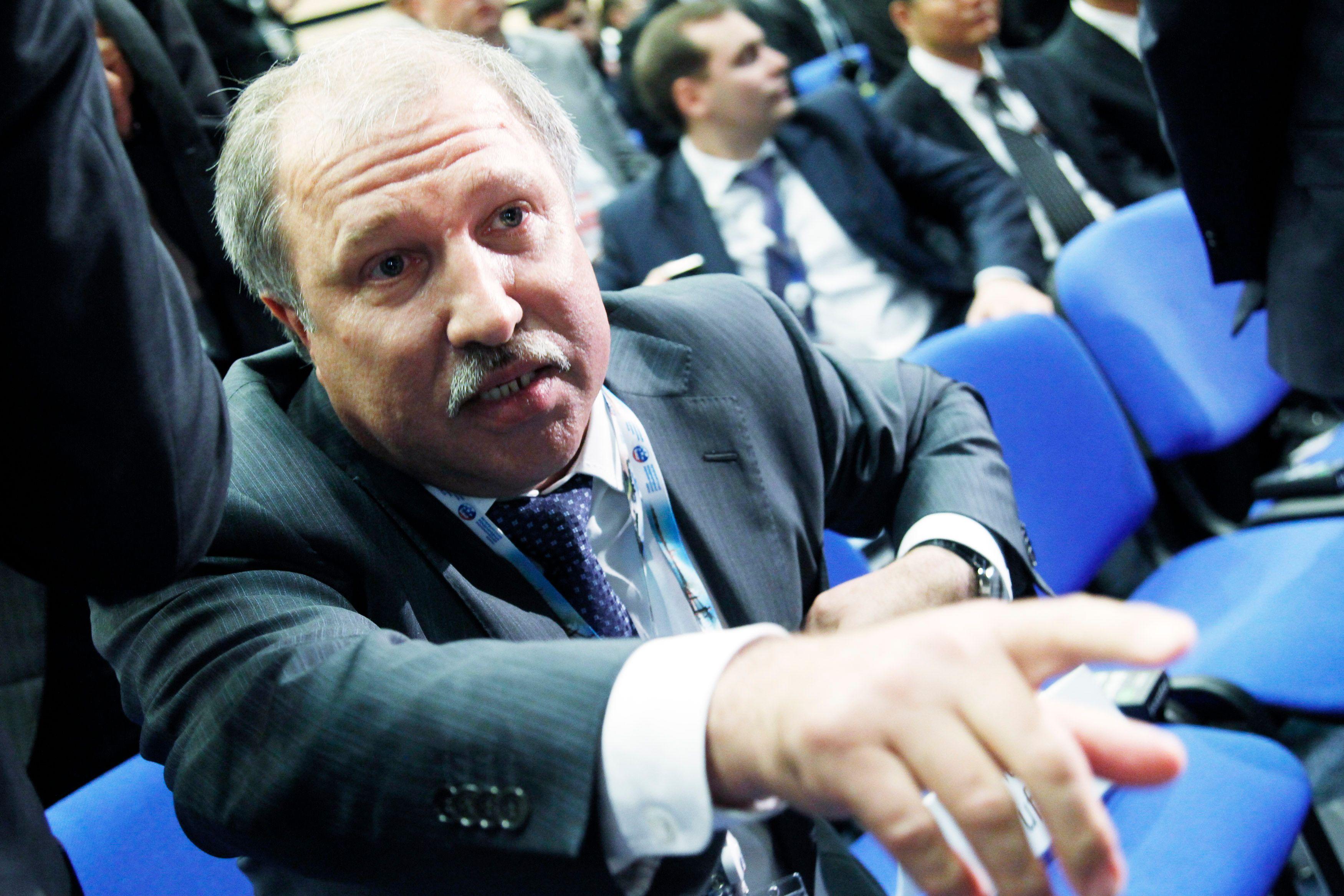 'Beskonačni' bazen, helidrom, osam soba: 'Superjahta ruskog milijardera' na aukciji 10 Eduard Hudainatov, predsednik naftne kompanije Rosnjeft, prisustvuje Međunarodnom ekonomskom forumu u Sankt Peterburgu (SPIEF) 17. juna 2011. godine. Pokazuje na nešto iza kamere dok sedi na plavim konferencijskim stolicama. Delimično je ćelav, ima sedu kosu i sede brkove i nosi sivo odelo. Ostali delegati sede iza njega.