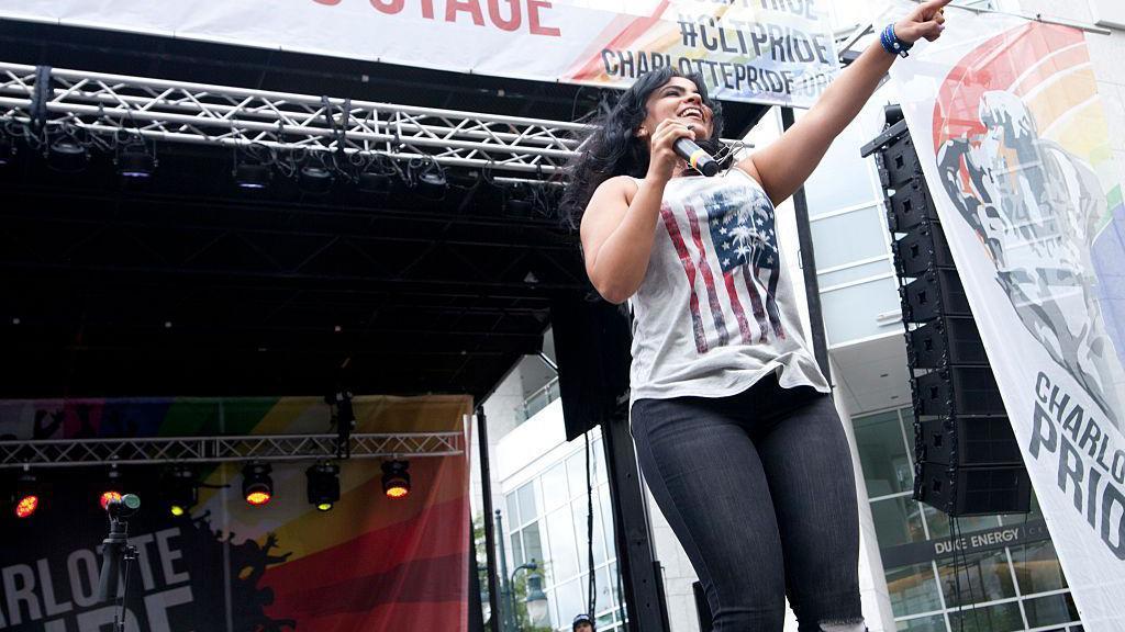 Vasilika Karađorgos na bini u majici sa američkom zastavom