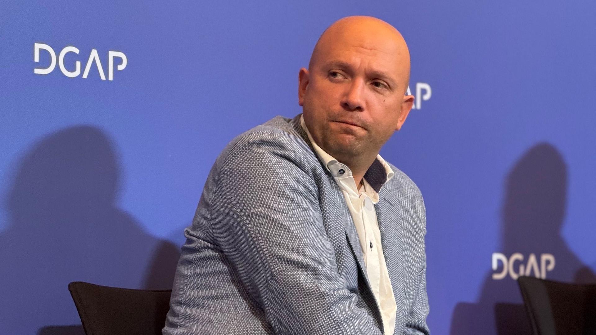 Da li Evropska unija menja stav prema Srbiji 2 Zaracin u sivom odelu i beloj košulji gleda preko ramena