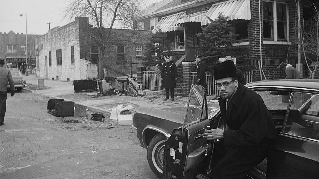 Od Linkolna do Kenedija: Politička ubistva (i pokušaji ubistava) u američkoj istoriji 4 Malkolm Iks izlazi iz automobila ispred njegove kuće