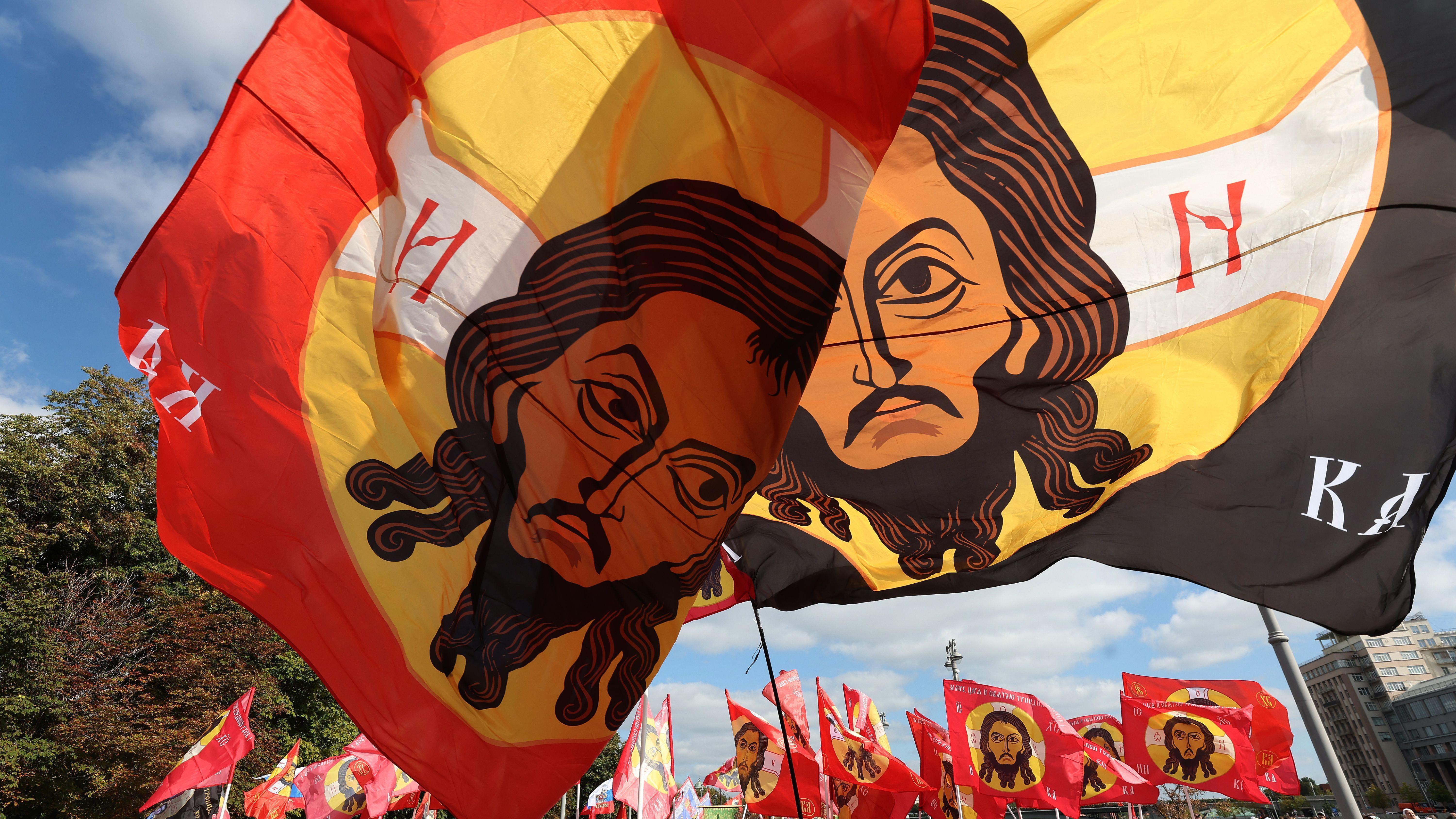 Zastava Isusa se često viđa na protestima u Srbiji, a na slici je prikazan skup iz Moskve