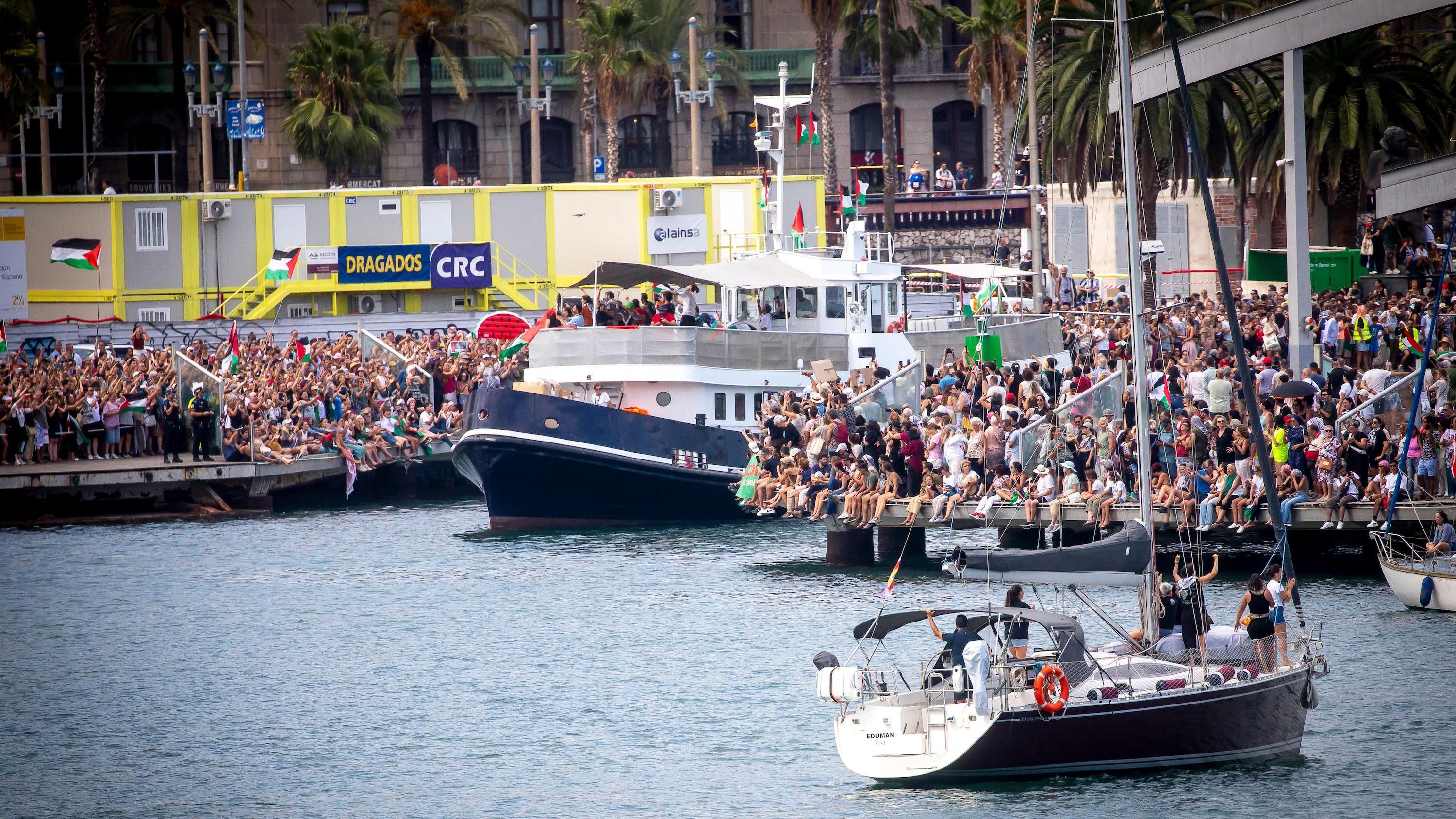Šta je Sumud flotila i kolike su šanse da dopremi pomoć Gazi 4 Stotine ljudi se okupilo u Barseloni kako bi se oprostilo od Globalne Sumud flotile. Mnoštvo pristalica koji nose kufije (palestinske marame) i mašu zastavama može se videti dok veliki čamac isplovljava, a u prvom planu se može videti i manja jedrilica.
