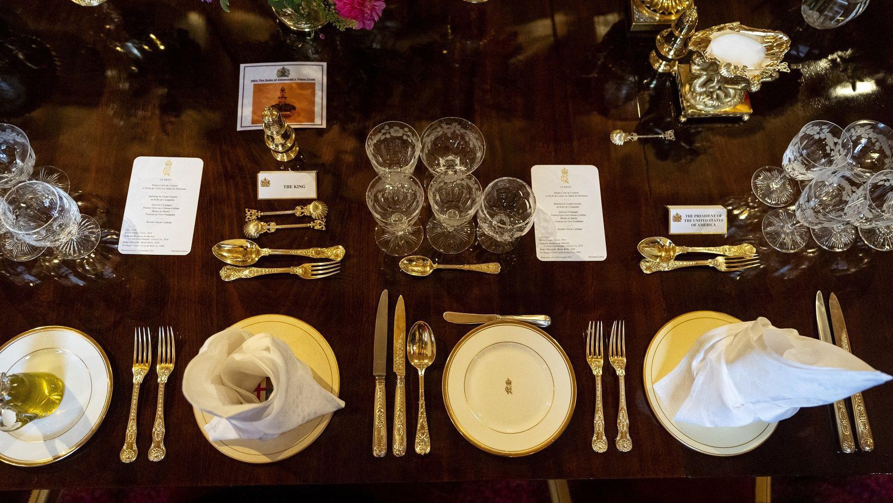 Konjak star 113 godina, meni na francuskom i 1.500 pribora za jelo: Kraljevski banket u čast Trampa 5 servis, escajg, kraljevski banket u vindrozu, kako je bio serviran sto na kraljevskom banketu, tanjiri, viljuške, pribor za jelo, čaše