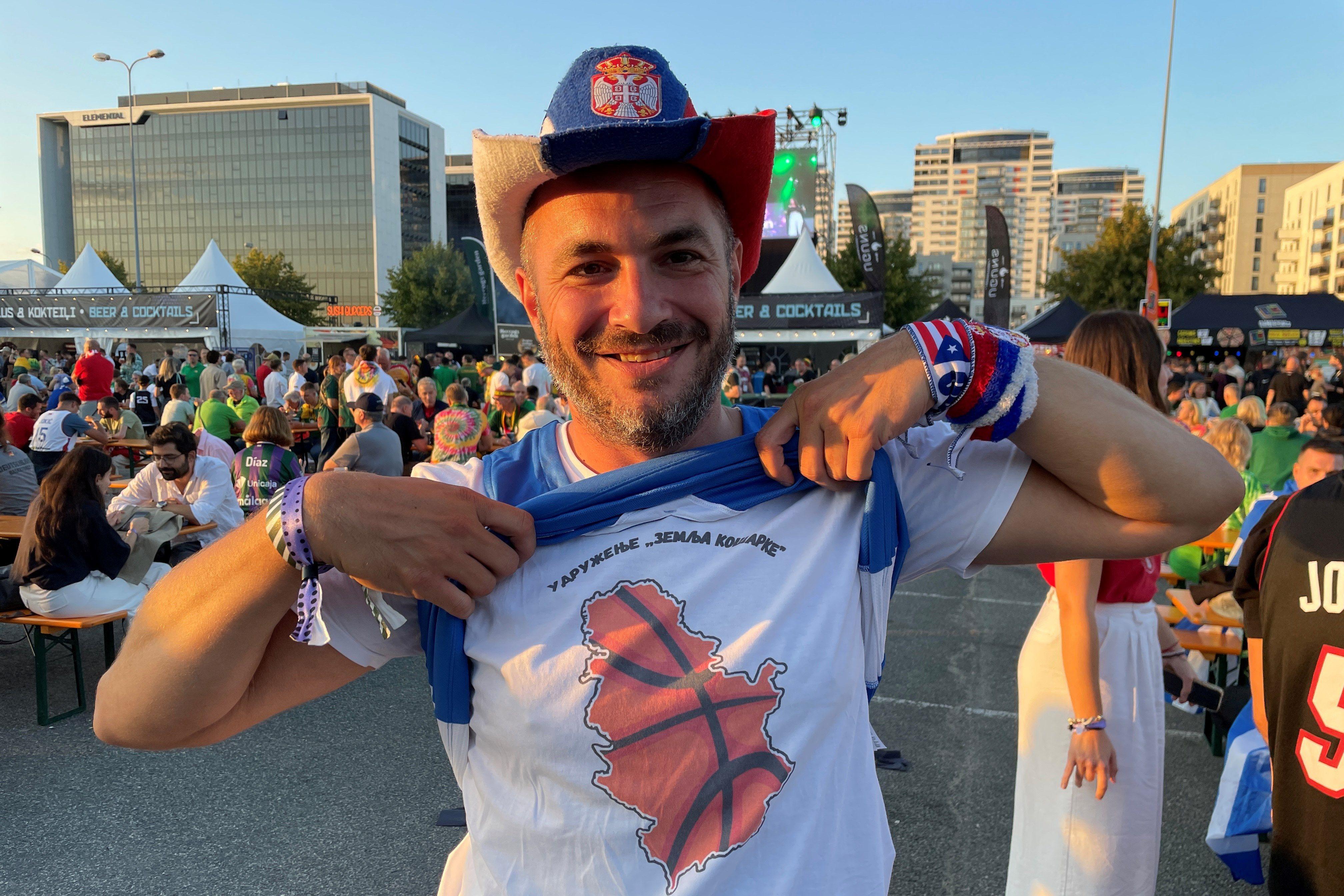 Marko Milinkov pokazuje navijačke rekvizite