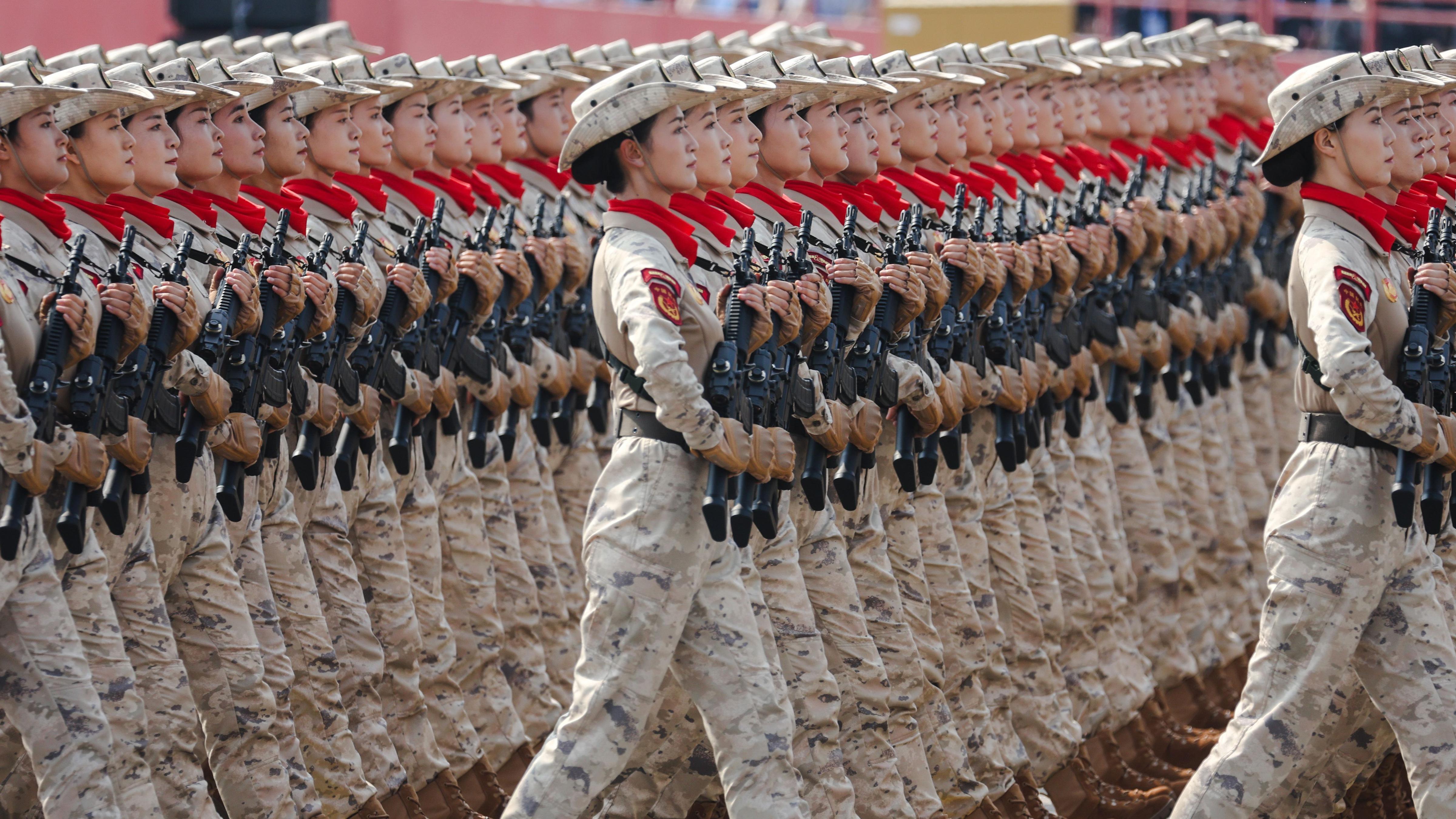 'Jasna poruka Trampu': BBC novinari o vojnoj paradi u Kini 2 Žene u vojničkoj uniformi